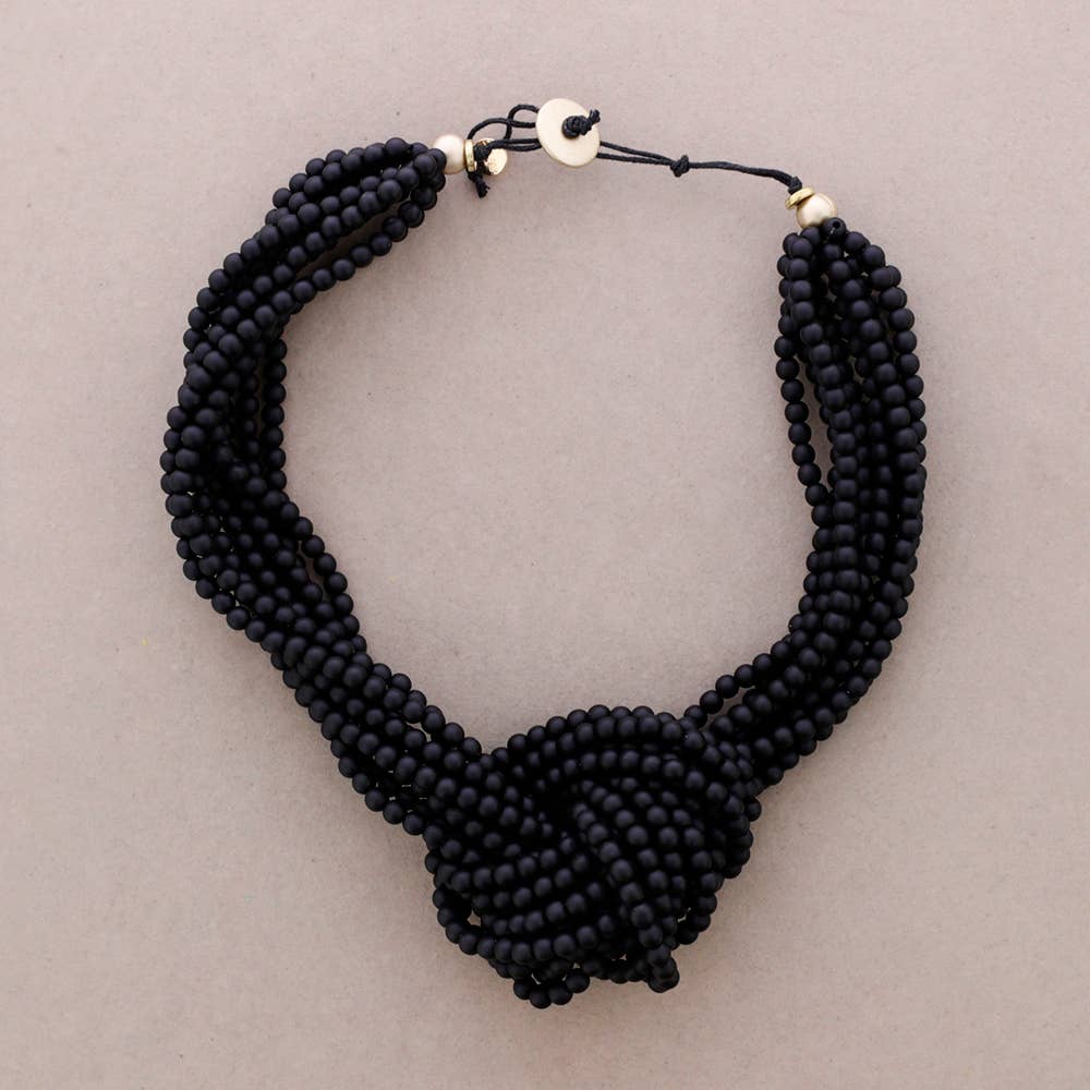 Collier ras du cou noué avec perles en résine (B)