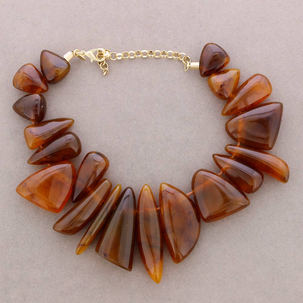 Collier perlé en résine