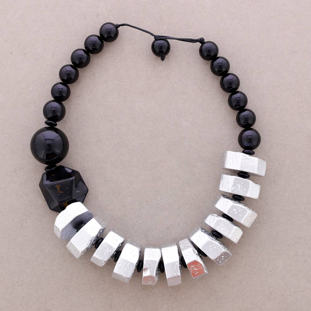 Collier Ras du Cou Perles Finition Métallique Résine