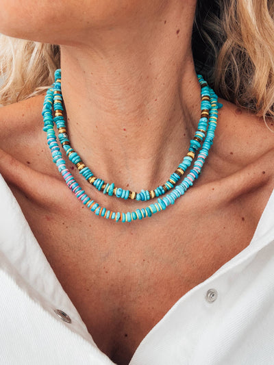 Colliers en perles de rodelle turquoise avec des détails colorés