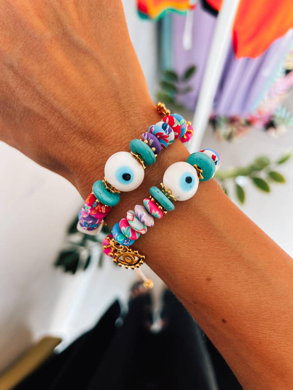 Bracelet œil multicolore avec détails en or