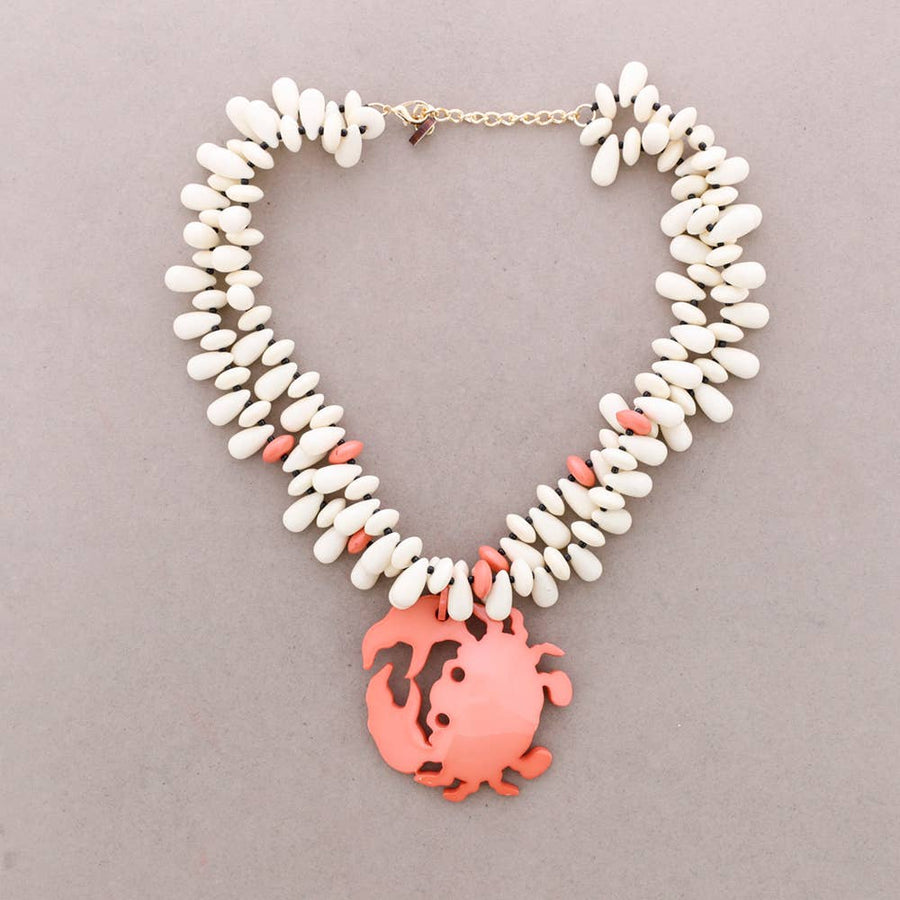 Collier ras-de-cou double à perles avec pendentif crabe en résine