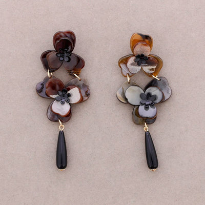 Boucles d'oreilles pendantes double fleur en résine