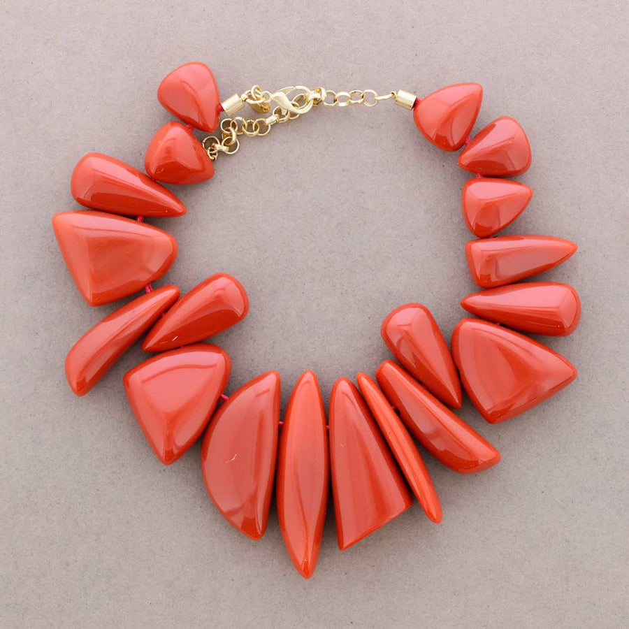 Collier perlé en résine