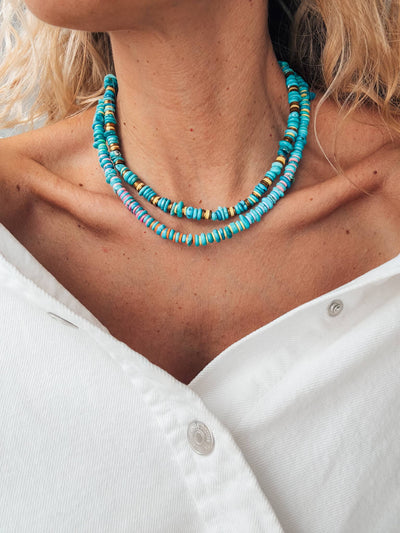 Colliers en perles de rodelle turquoise avec des détails colorés