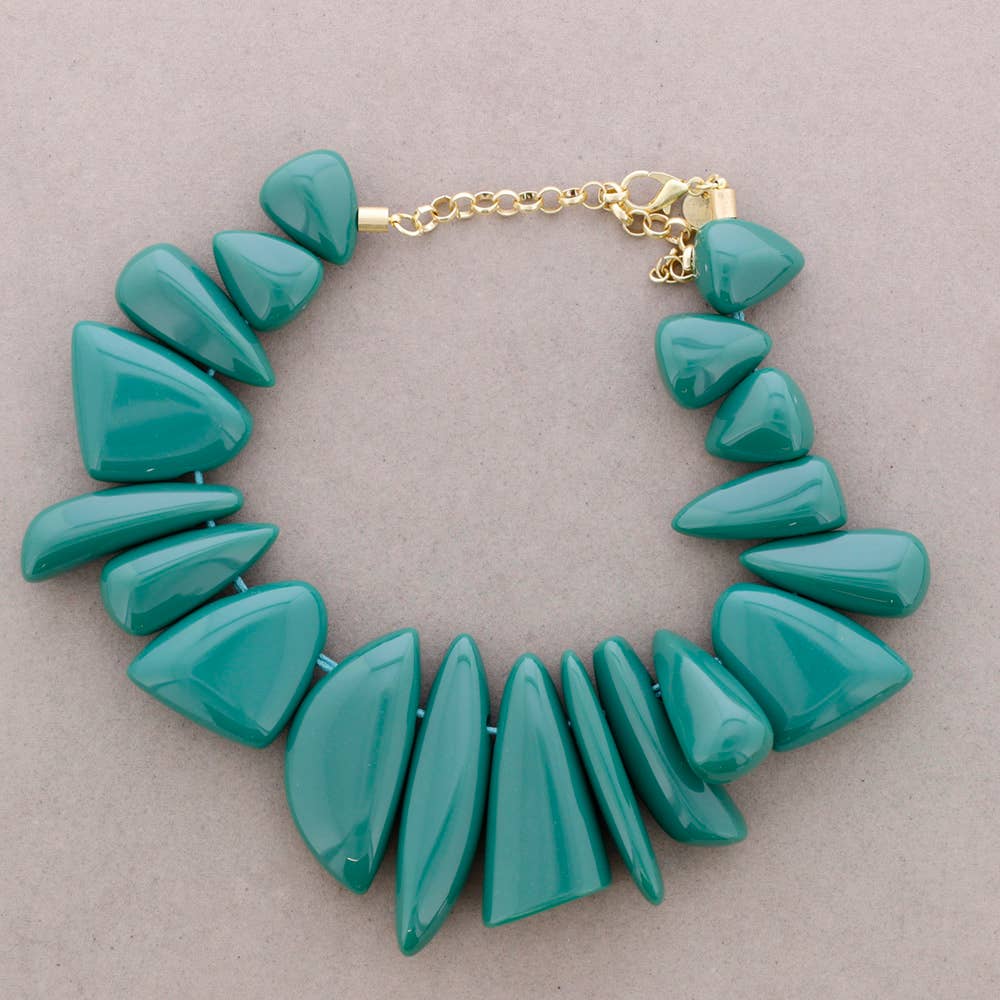 Collier perlé en résine