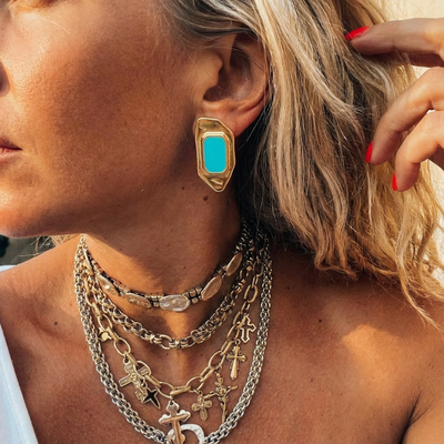 Boucle d'oreille géométrique dorée de style vintage avec émail turquoise